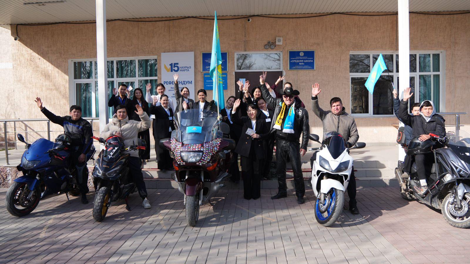 Мотоциклмен 170 елді аралаған саяхатшы референдумда дауыс берді