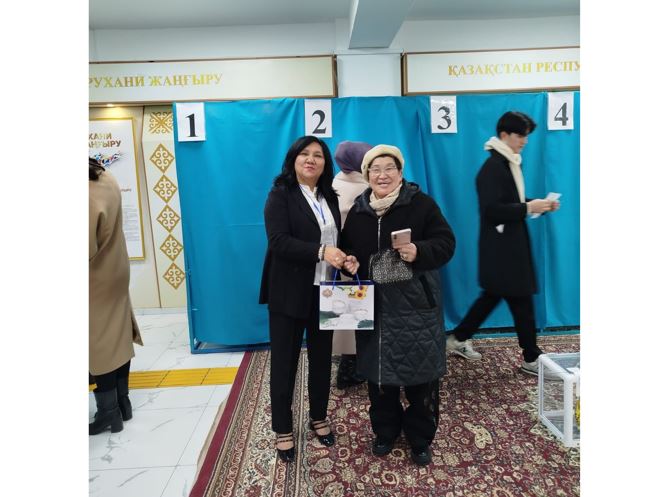 Алматыда алғашқы дауыс берушілерге сыйлық үлестірілді