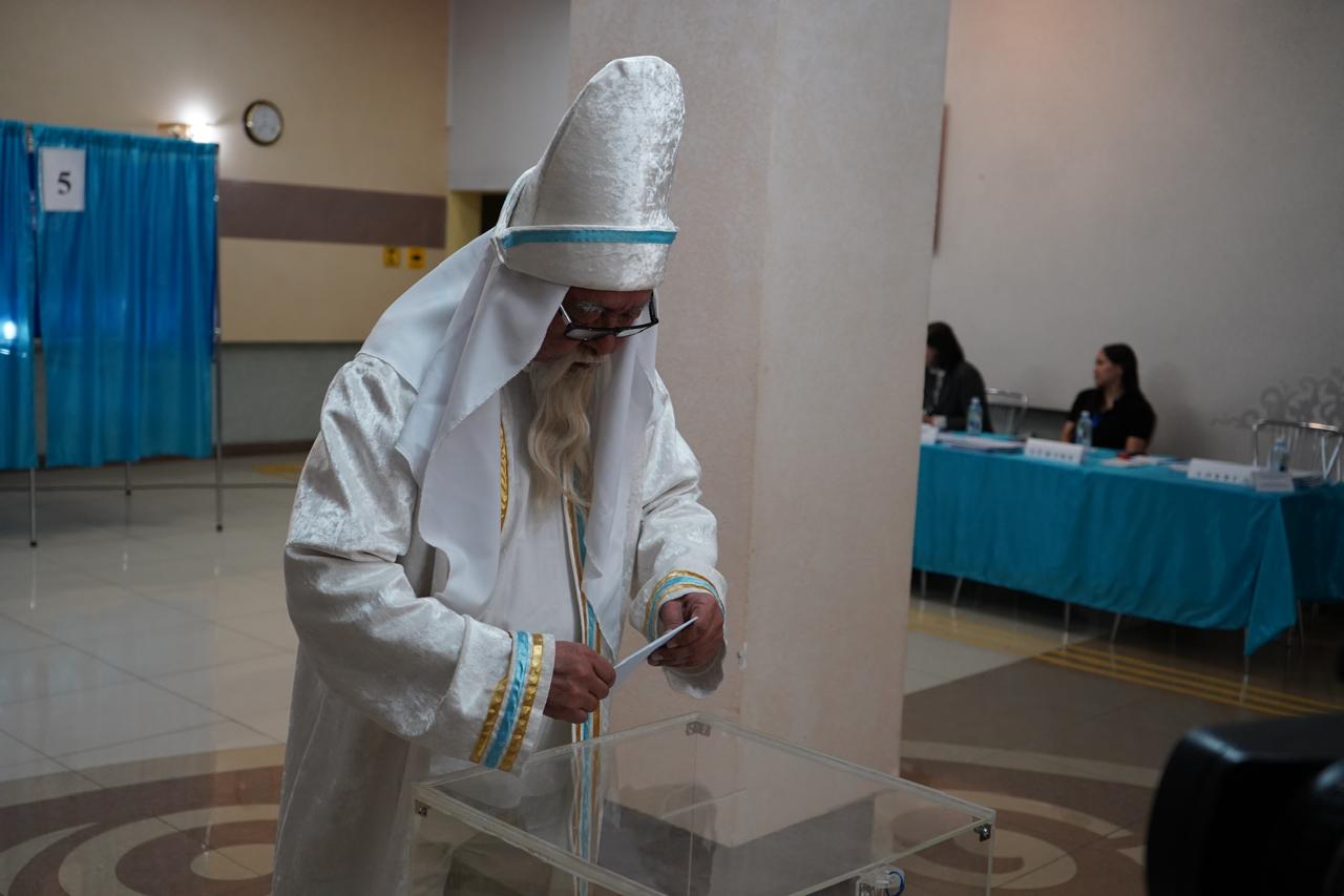 Қостанайда референдум учаскесіне Қыдыр ата келіп, тұрғындарға бата берді