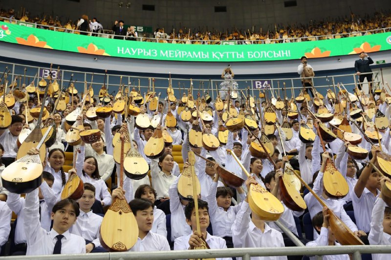 Жаңа рекорд: Алматыда бір мезетте 11 500 оқушы күй тартты