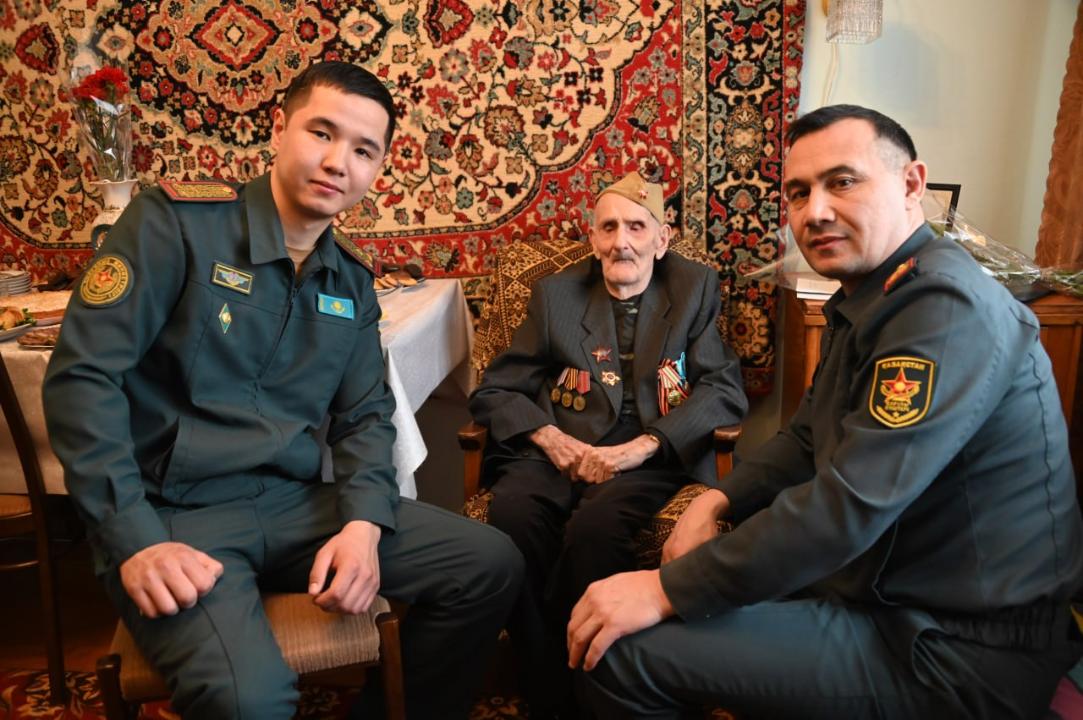 Қарағандылық майдангерге Қорғаныс министрінің құттықтау хаты табысталды