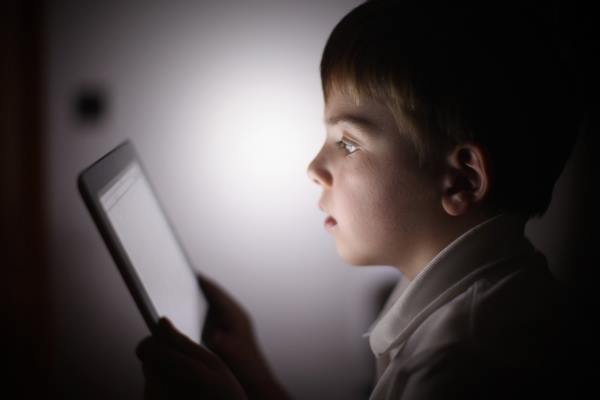 TikTok-қа телмірген толқын: Балалар қанша уақытын әлеуметтік желіде өткізеді?