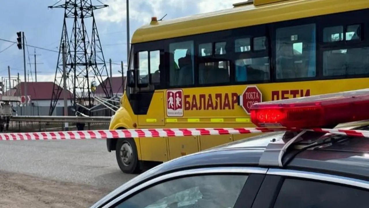 БҚО-дағы мектеп автобусы апаты: 24 бала ауруханаға жеткізілді