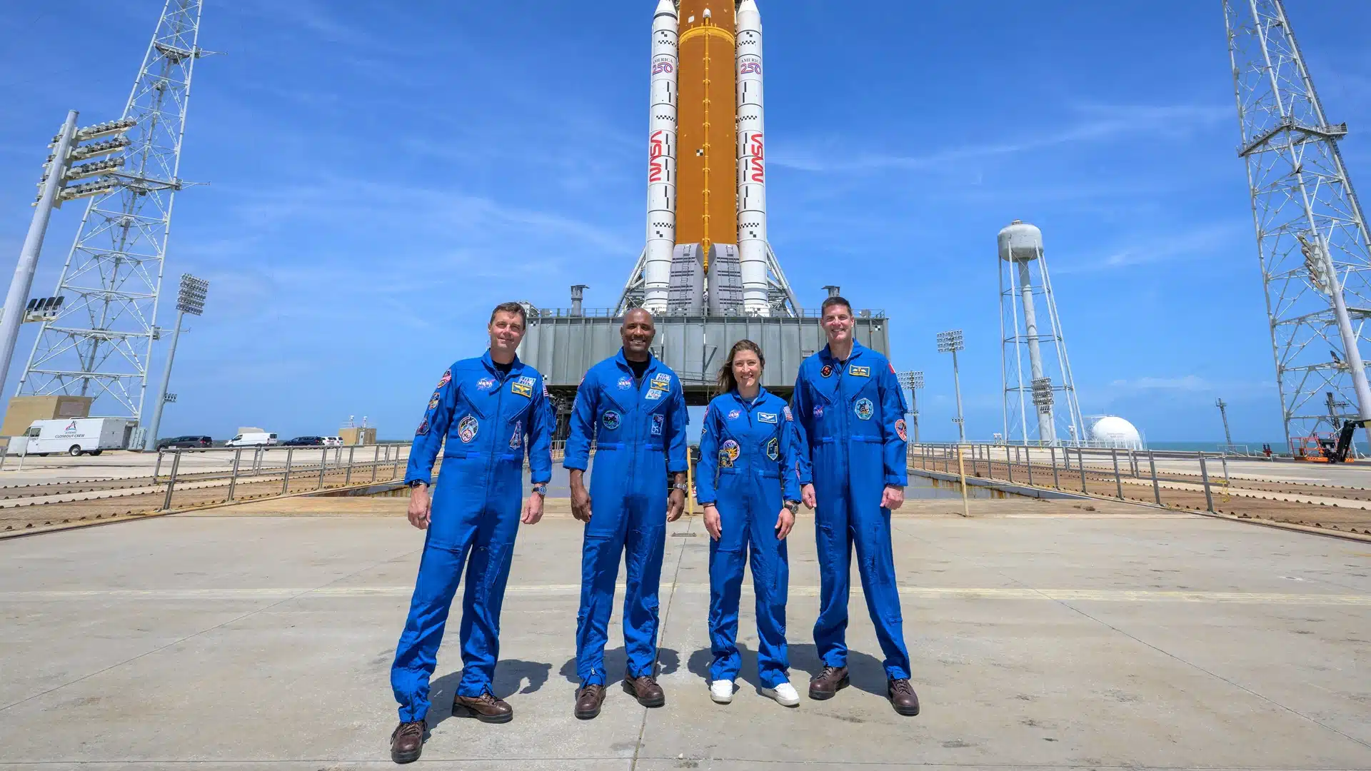 Бүгін NASA 54 жылдан кейін Айға алғашқы экипажын ұшырады