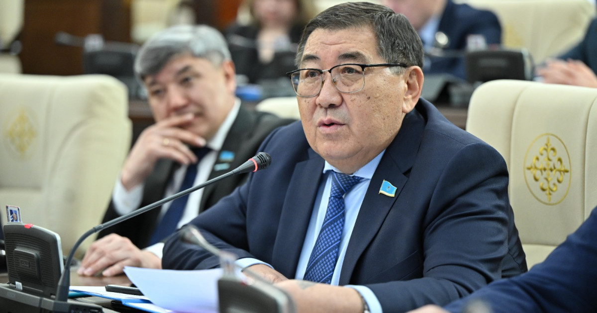 «Әйелін сыйға тарту – қылмыс»: Депутат желідегі «дүмше» ұстаздарға шұғыл тойтарыс беруге шақырды