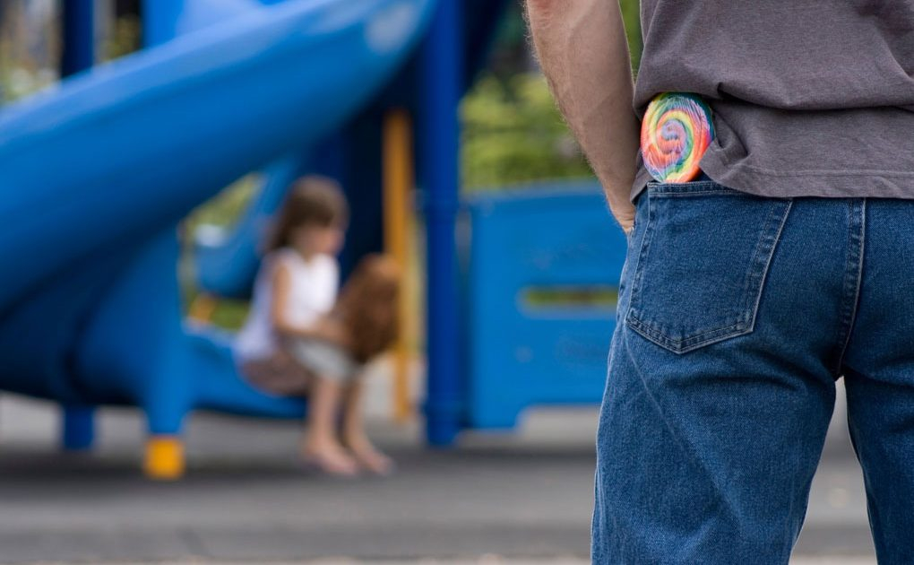 Қырғызстанда ер адам балаларға ішіне ине салынған кәмпиттер таратқан