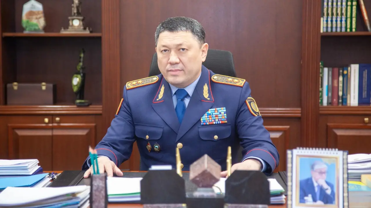 «Заң алдында бәрі тең»: Ішкі істер министрі Алматыдағы жантүршігерлік жол апатына қатысты мәлімдеме жасады