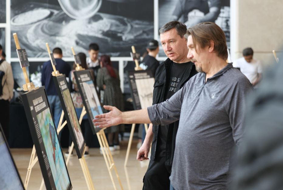 Сезініп көруге болатын фотокөрме: Алматылықтар «су астындағы өмірді» тамашалады