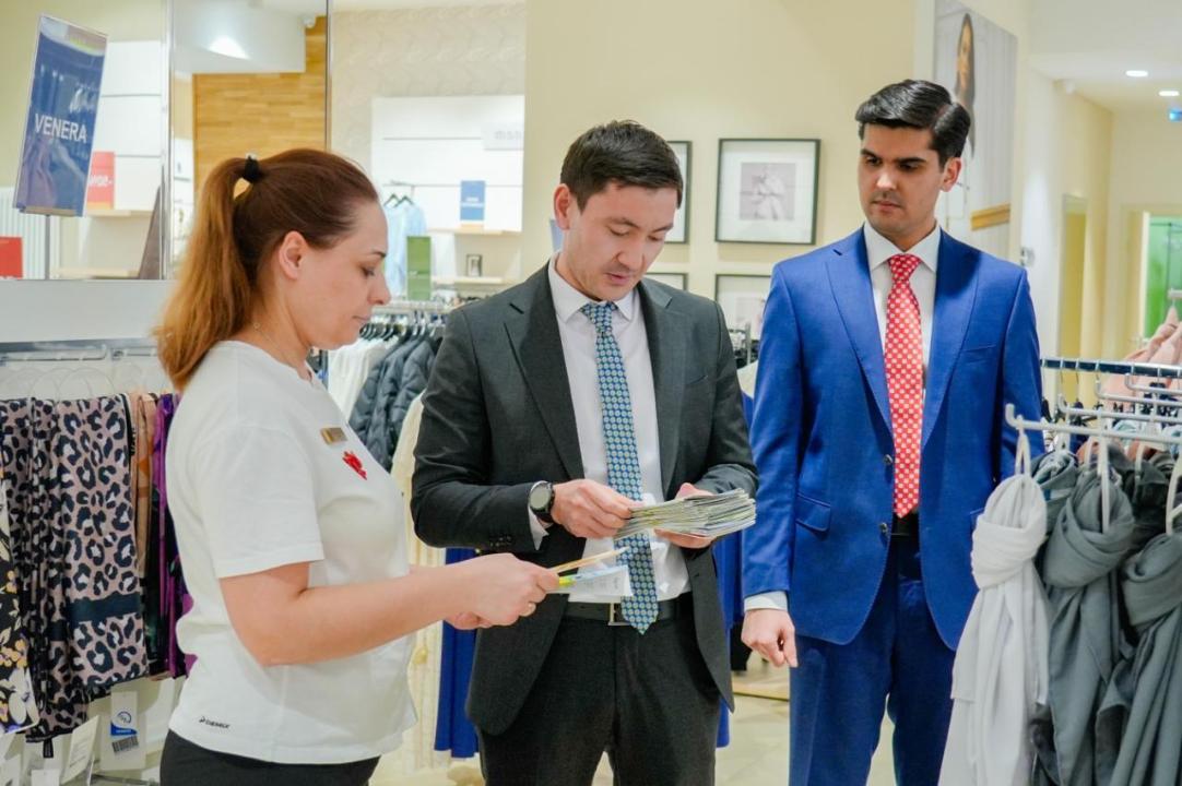 «Таза Қазақстан»: Елордалық кәсіпкерлерге тазалықты сақтау жөнінде чек-парақшалар таратылды