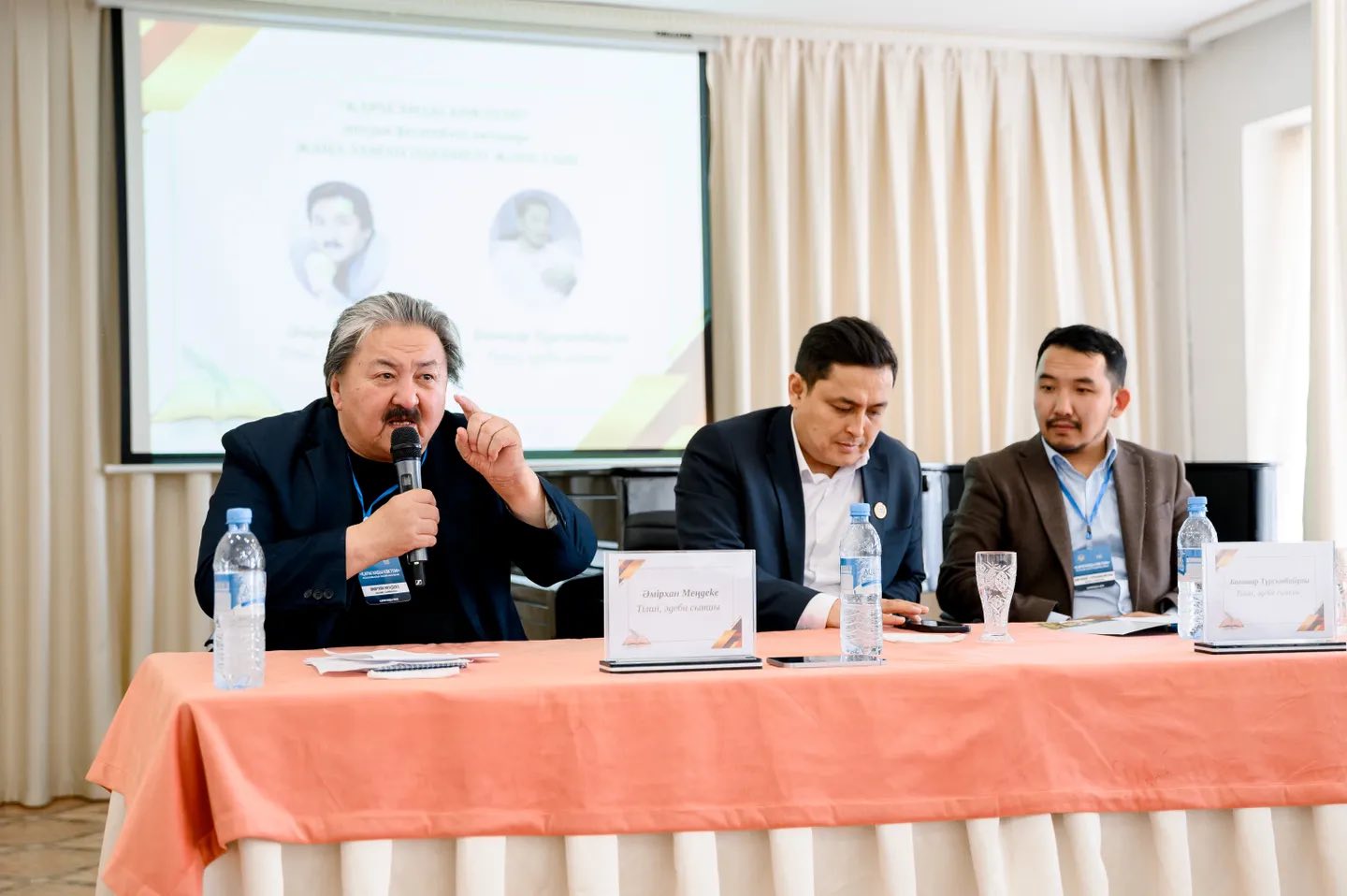 Әдеби сынның бәсі қандай?