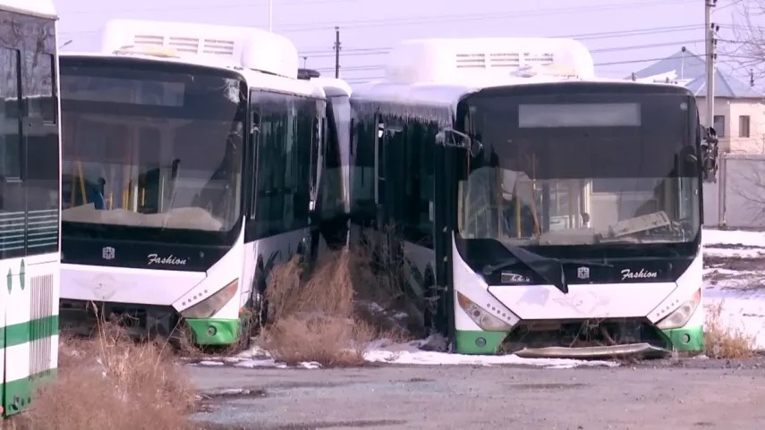 Қыруар қаражатқа алынған автобустар қаңтарылып тұр