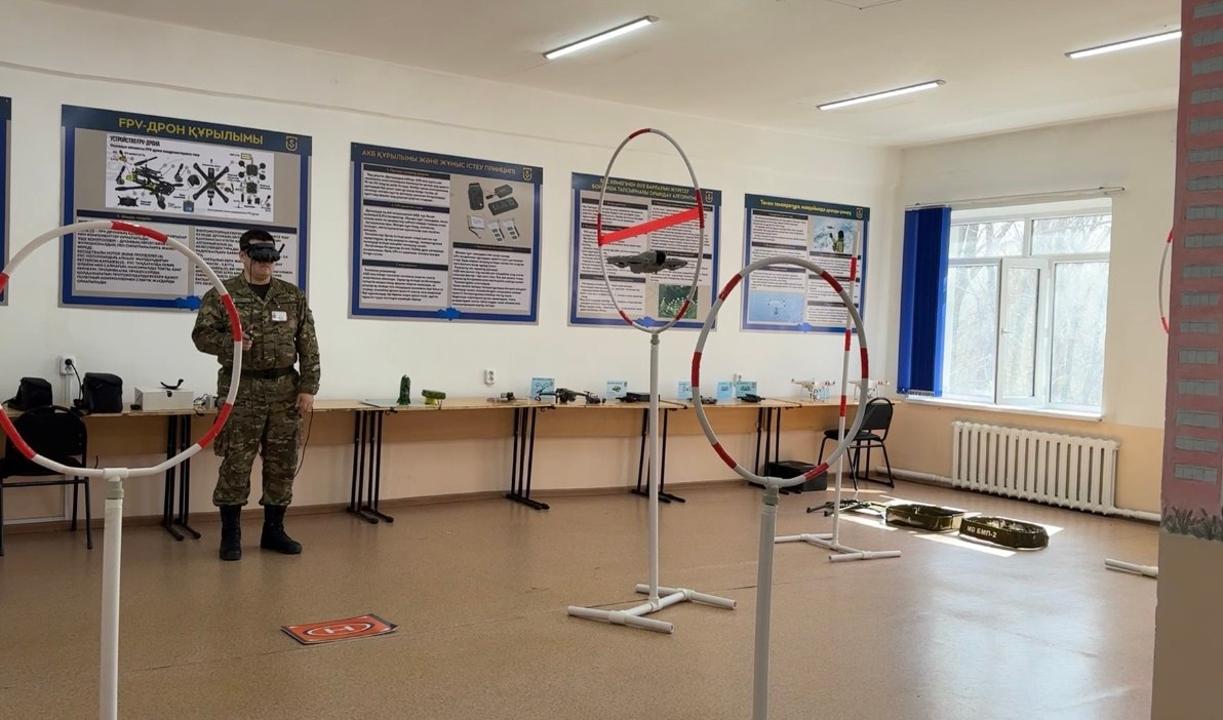 Интернетсіз де ұшады: Болашақ офицерлер дронның көмегімен барлау жасайды