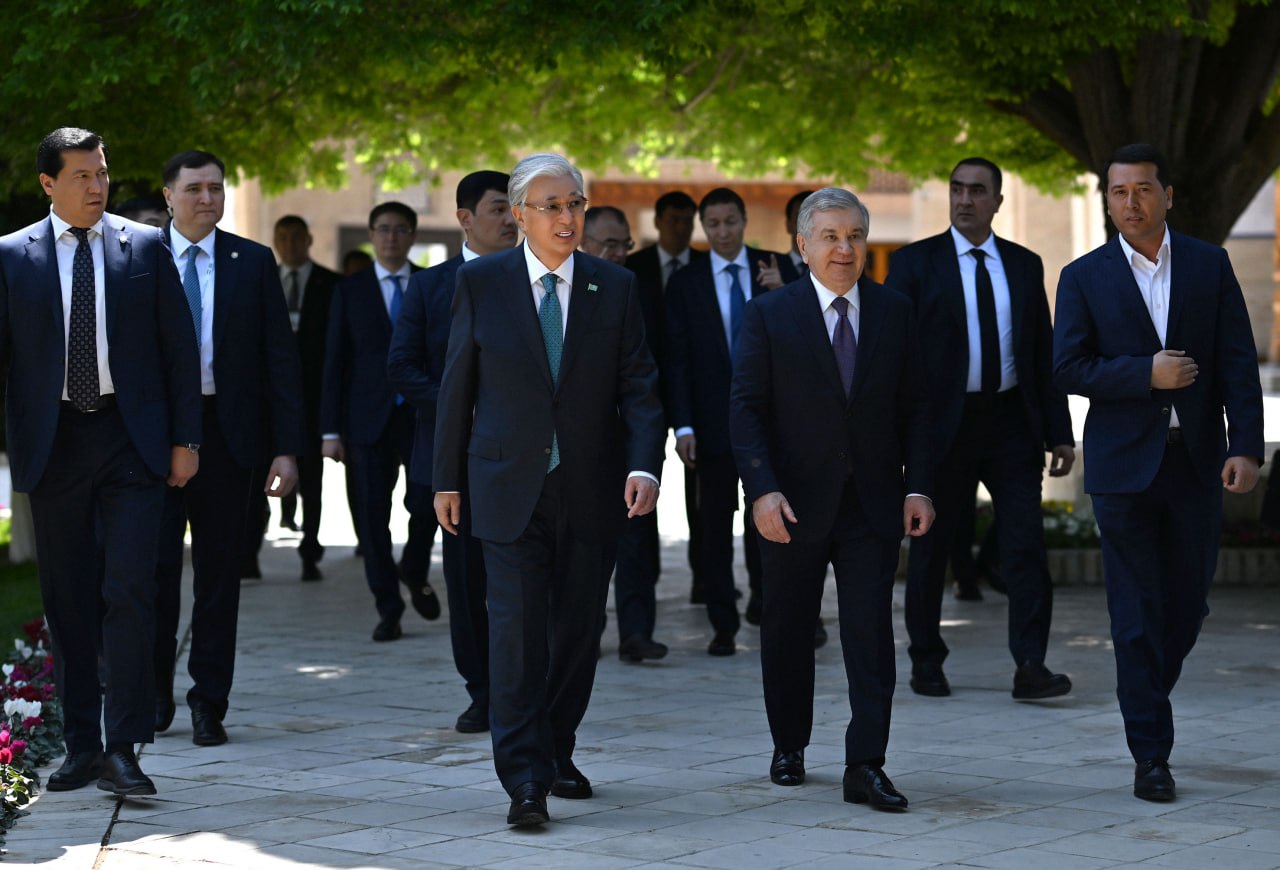 Қасым-Жомарт Тоқаев пен Шавкат Мирзиёев Бахауддин Нақышбанди мемориалдық кешеніне барды