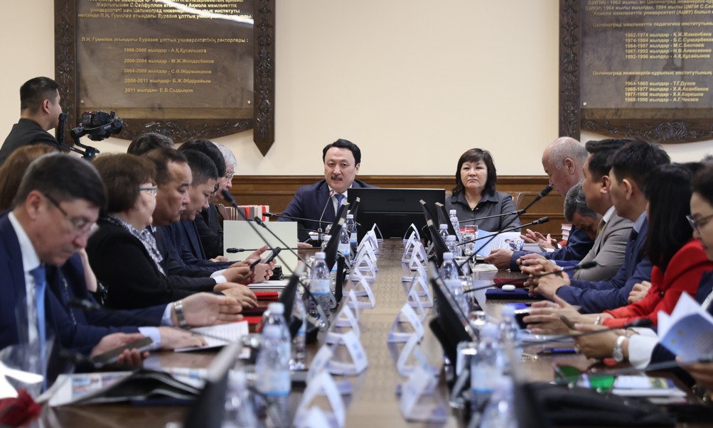 Әдебиет және әдебиеттанушы мерейі