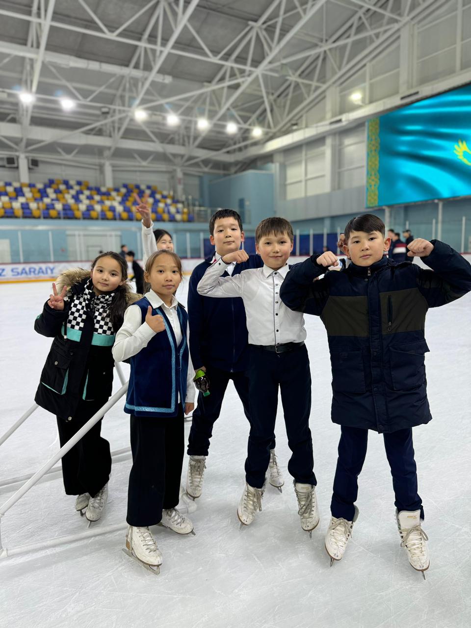 Түркістандағы «Келешек» мектебінде оқушылар мұзда сырғанауды үйреніп жүр