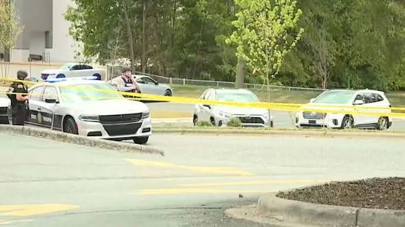 АҚШ-та мектеп маңында атыс болды: Екі адам қаза тапты