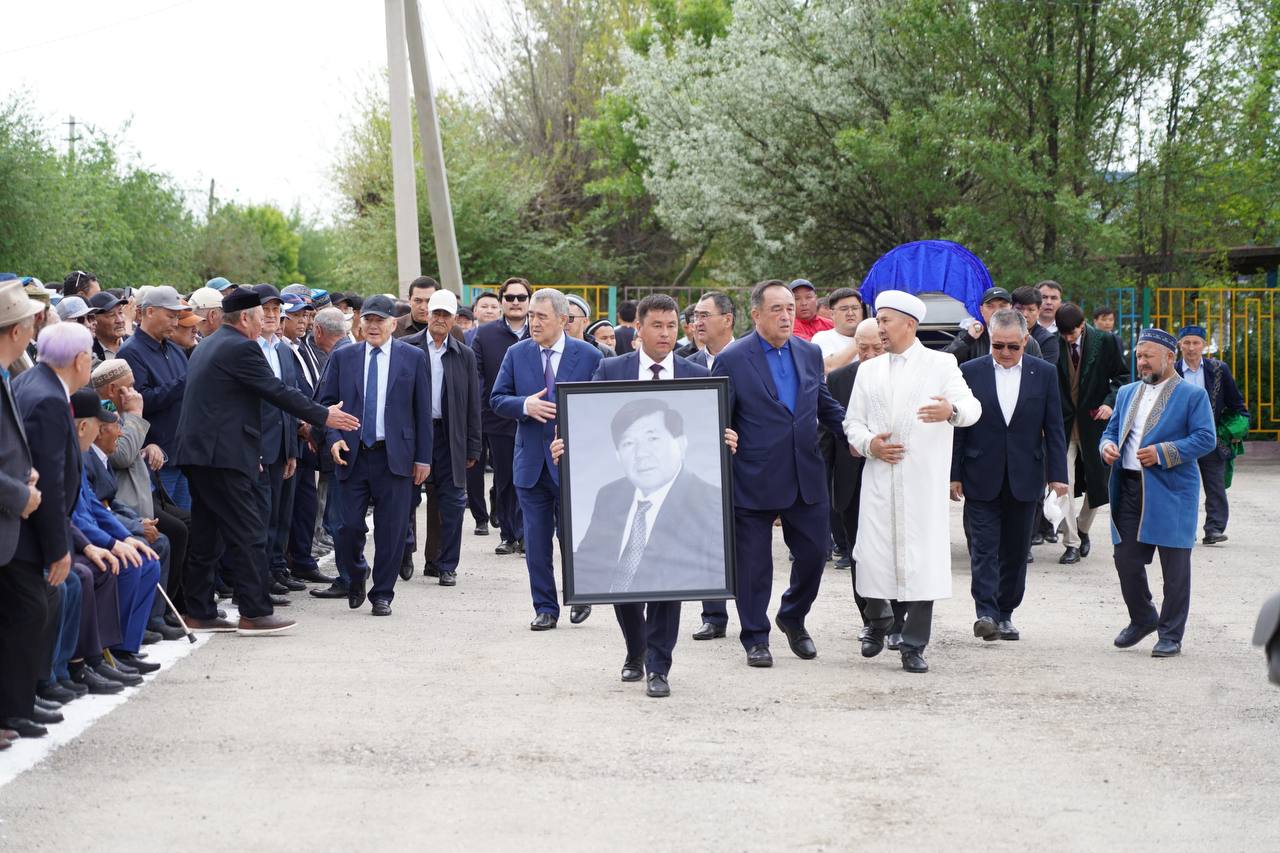 Ақын аманаты орындалды: Мұхтар Шаханов туған жерінің топырағына жерленді