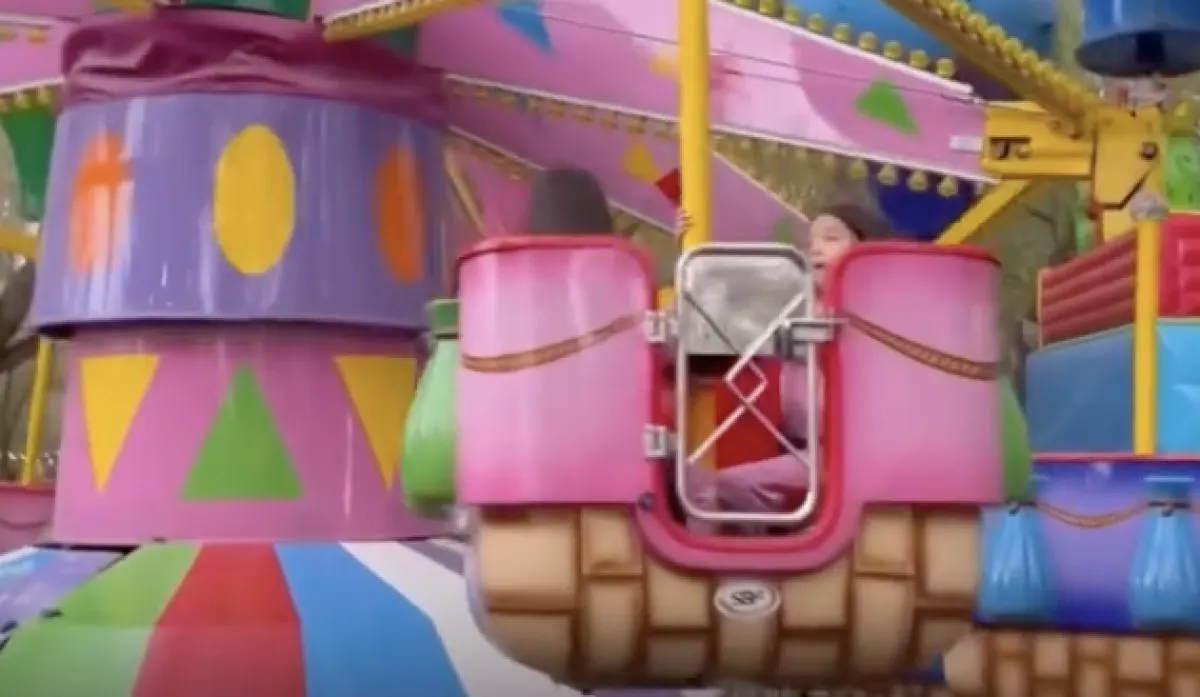 «Қыздарымды басып қала жаздады»: Астанадағы саябақта балалар мінген аттракцион үзіліп кеткен