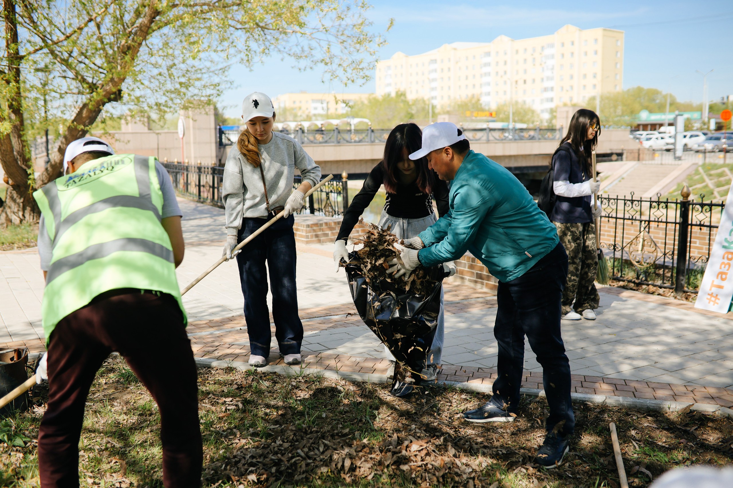 «Мөлдір бұлақ» акциясы: Астанада 100-ден аса адам бұлақ маңын қоқыстан тазартты