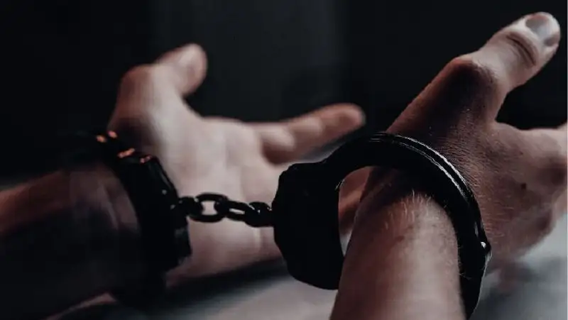 Ақтауда мас күйдегі ер адам әріптестерін қарумен қорқытқан