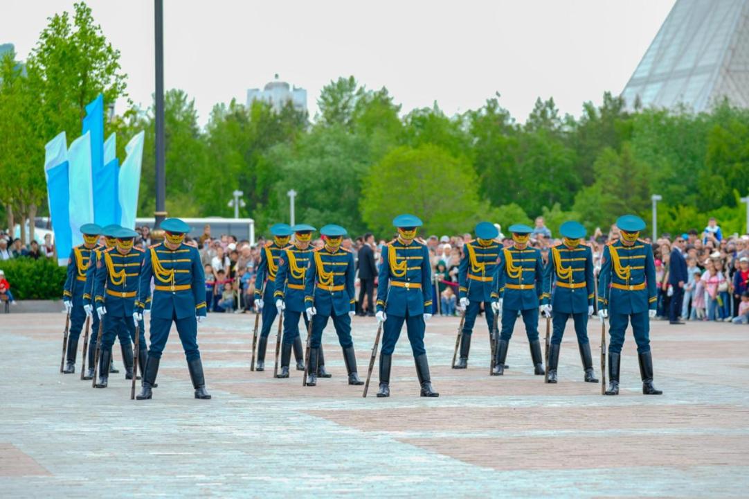 Unitree роботы мен әскери шоу: Астанадағы мереке ерекше форматта өтті