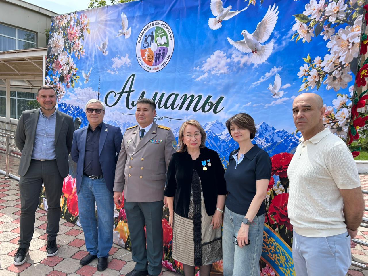 Жапония пен Сингапурдан кем емес: Алматыдағы арнайы мектептің өнерлі өрендері көпті тәнті етті