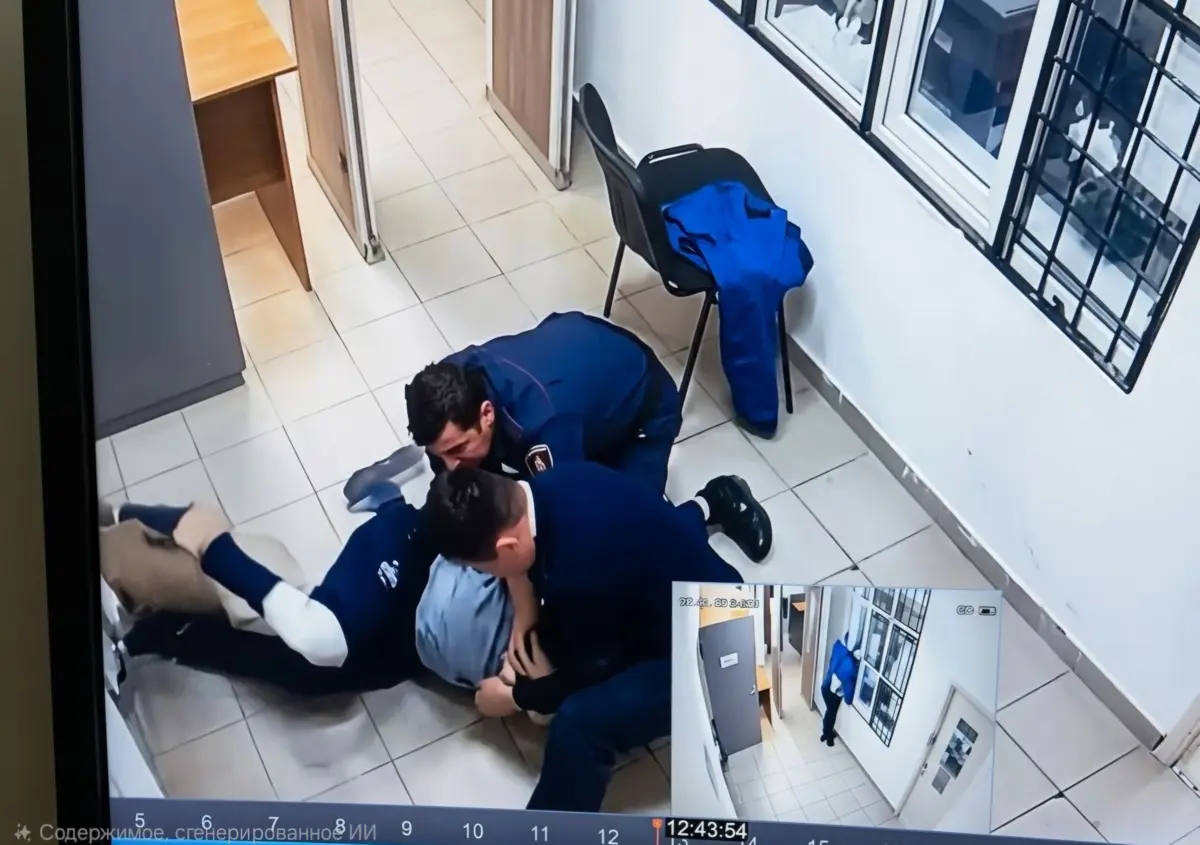 Полиция ер адамға күш көрсеткен: Желіде тараған даулы видеоға қатысты түсініктеме берілді