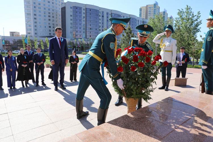 Мемлекеттік кеңесші Бауыржан Момышұлының ескерткішіне гүл шоқтарын қойды