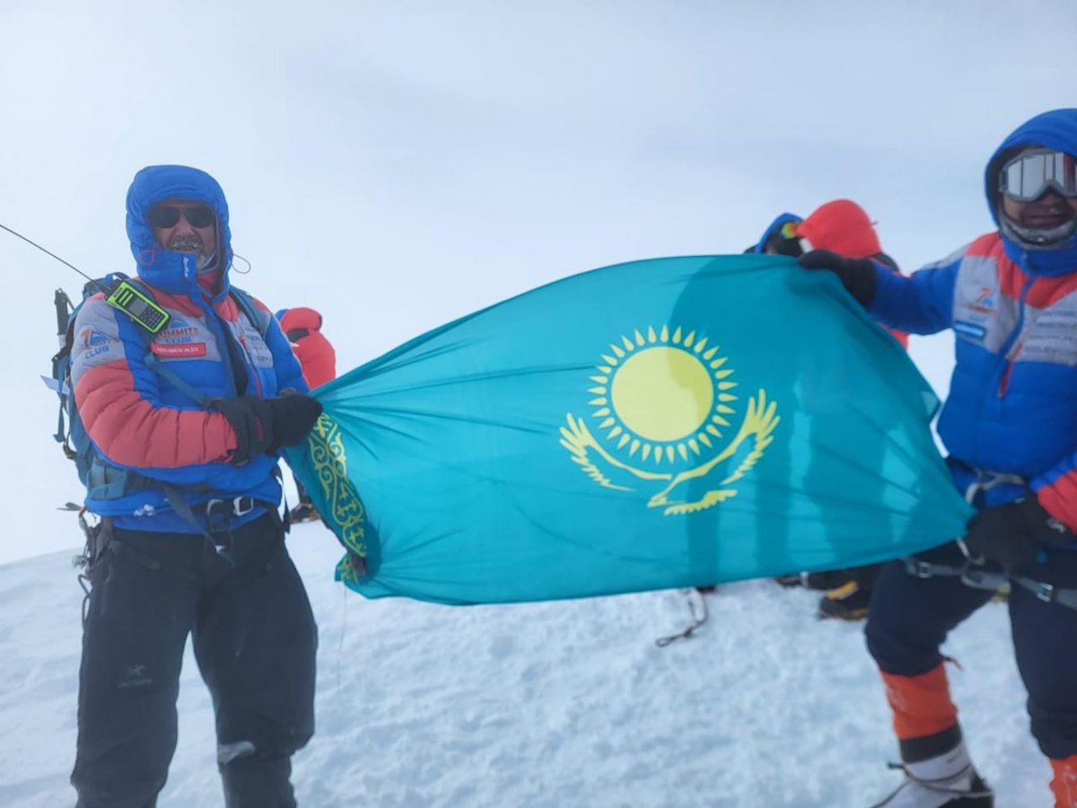 Еліміздің туы Гималайдың 6189 метрлік Айленд-Пик шыңында желбіреді