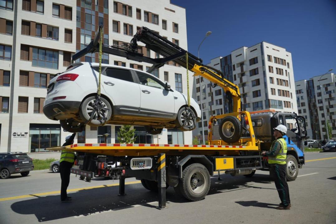 Елордада тыйым салынған жерге көлік қойғандарды енді камерасы бар арнайы көліктер тіркейді