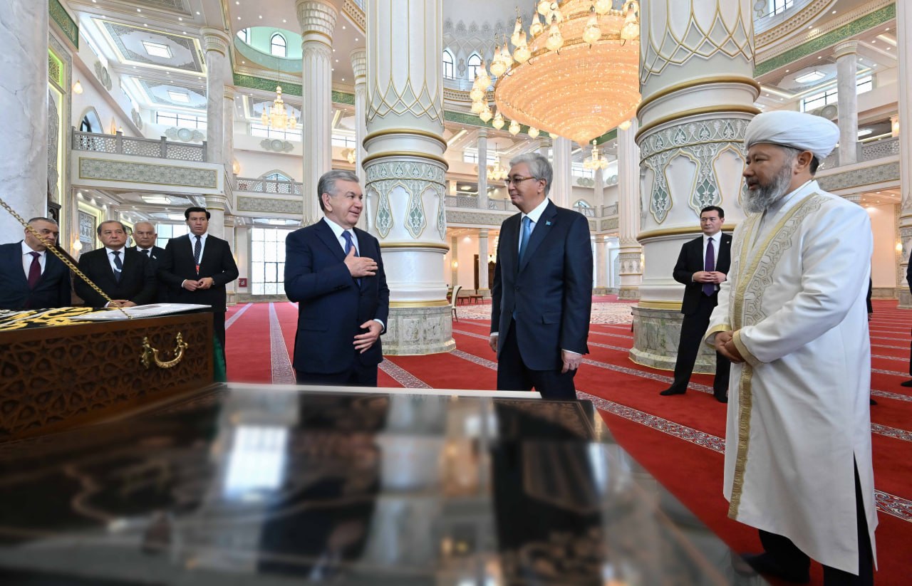 Тоқаев Өзбекстан Президентімен бірге Түркістандағы жаңа мешітті аралап көрді