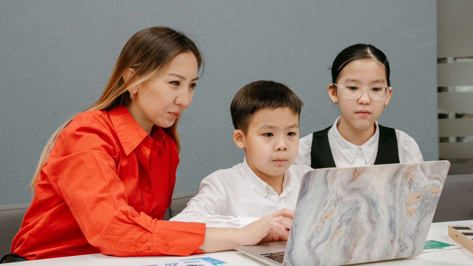 Соңғы қоңырау: оқушылар мұғалімдерге виртуалды гүл сыйлай алады