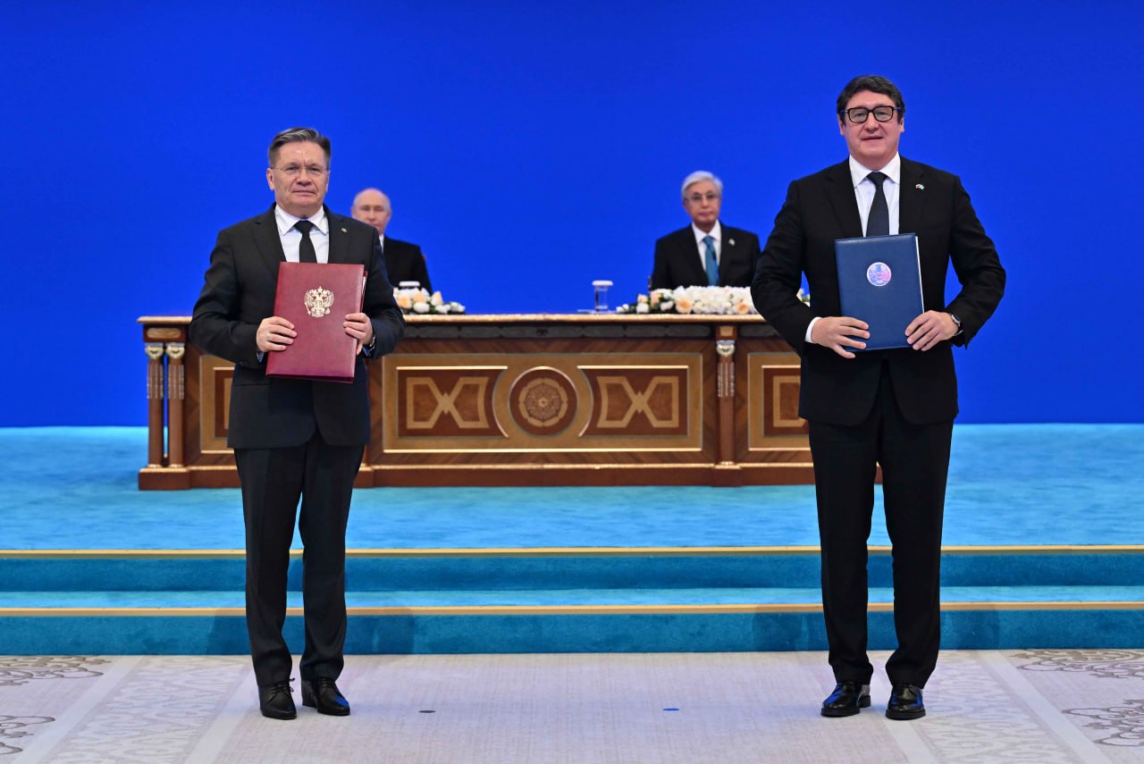 Қазақстан мен Ресейдің ресми делегация мүшелері құжаттармен алмасты