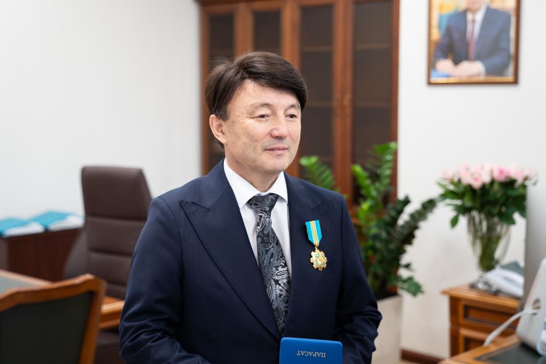 Димаш Құдайбергеннің әкесі «Парасат» орденімен марапатталды