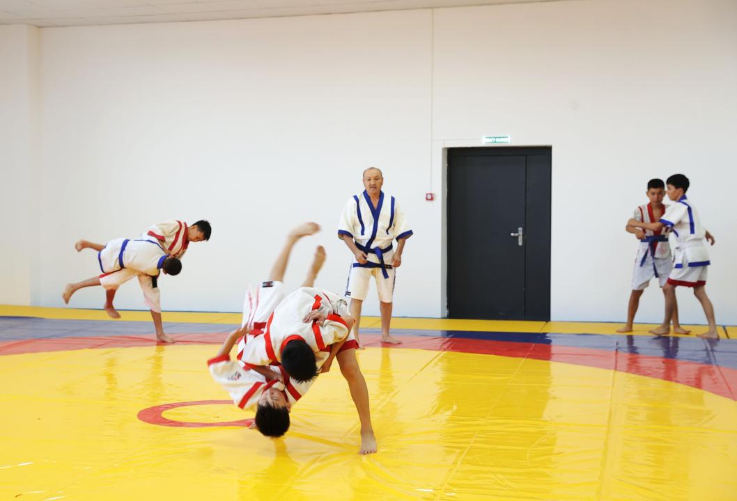 Әлеуметтік жауапкершіліктің үлгісі: Кәсіпкер ауылға спорт нысанын сыйлады